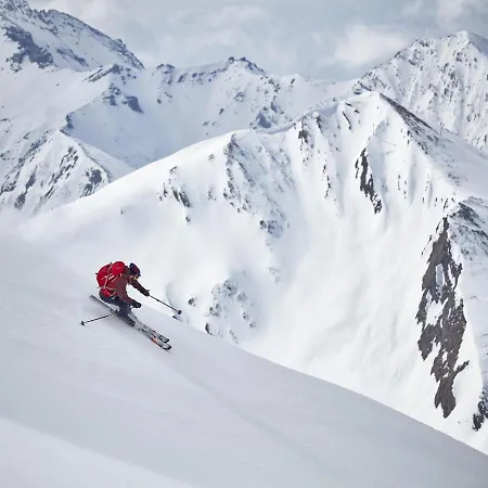 In Overlooking The Mountains * Ischgl
